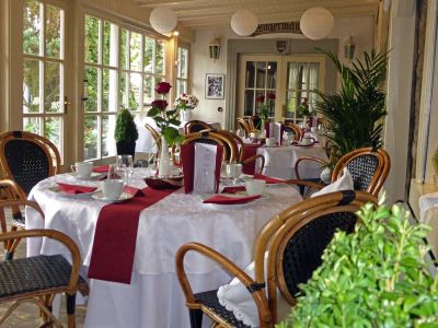Gedeckte Tische im Wintergarten
