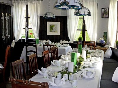 Gedeckte Tische im Restaurant