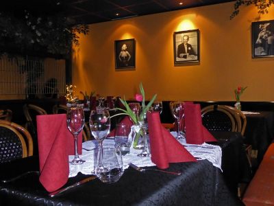 Die Bar ist mit Tischen und Stühlen ausgestattet, die Sie für ihre Feier nutzen können