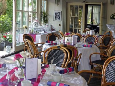Der Wintergarten mit gedeckten Tischen - ideal für eine Hochzeit