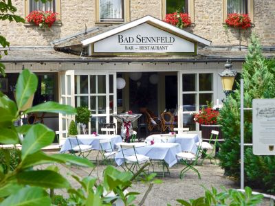 Der Garten mit Blumen und Kastanien bietet eine tolle Atmosphäre im Sommer
