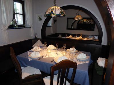 Gedeckte Tische im Restaurant